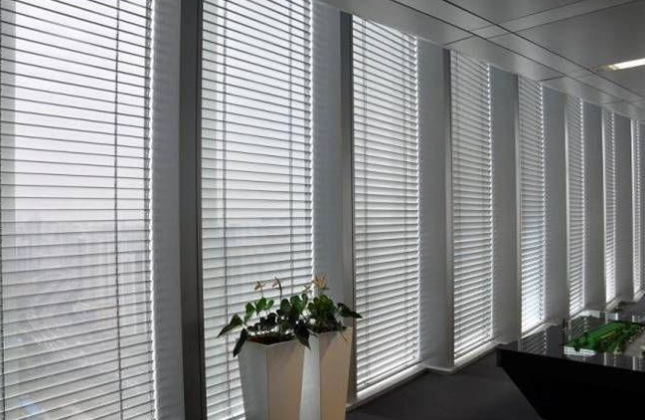 西安办公窗帘选用百叶帘是不是个好选择   简单分析下就知道了(图1)